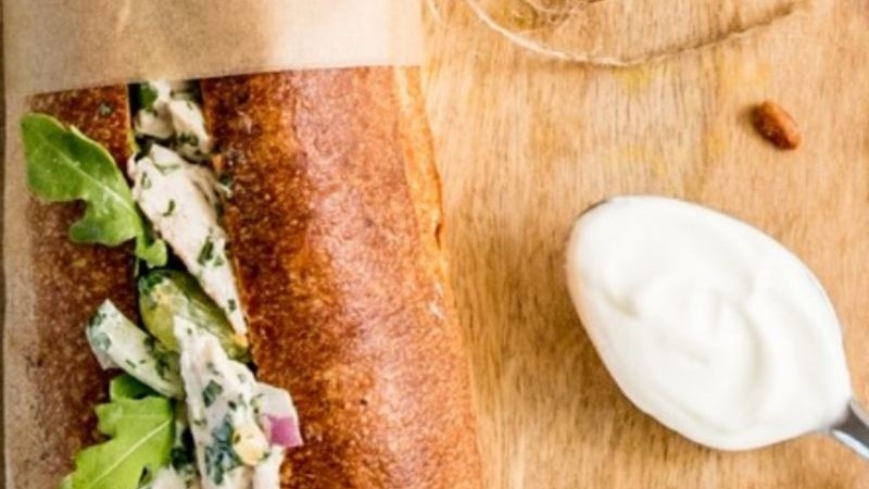 Image of Kip sandwich met Griekse yoghurtsaus