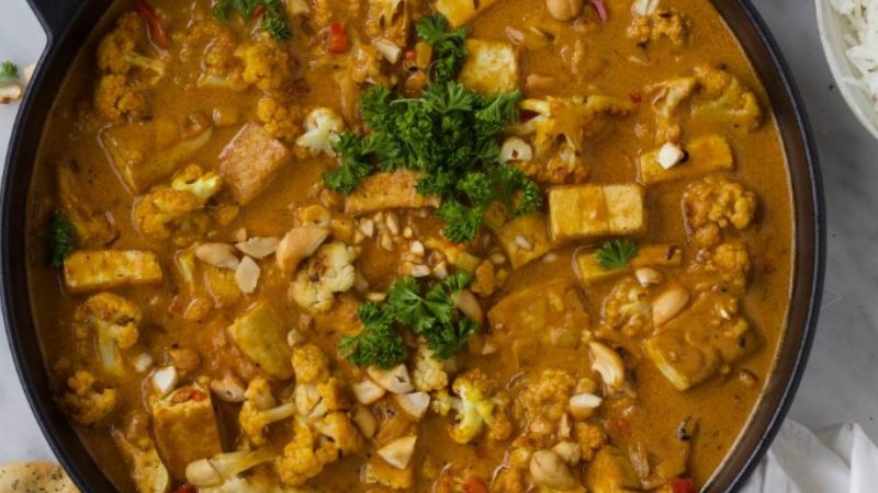 Image of Tofu Kip met geroosterde bloemkool en cashewnoten
