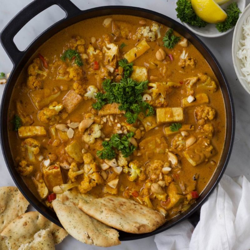 Tofu kip met geroosterde bloemkool en cashewnoten