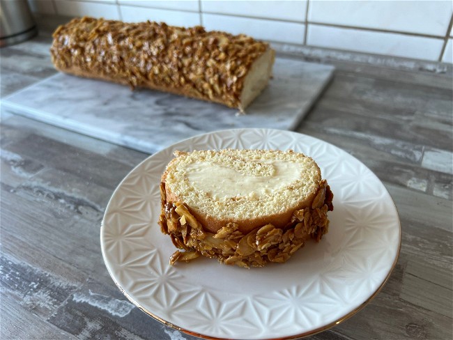 Image of Bienenstich Biskuitrolle