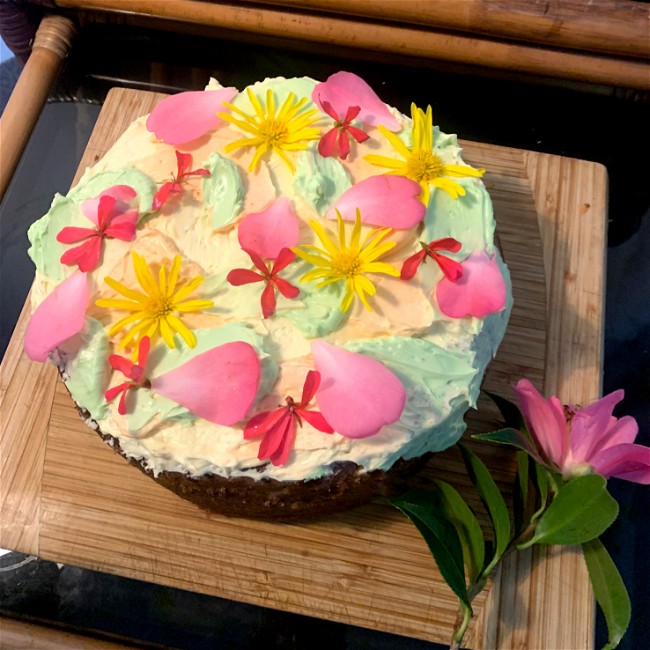 Image of Earl grey vanilla cake with caramel and honey icing