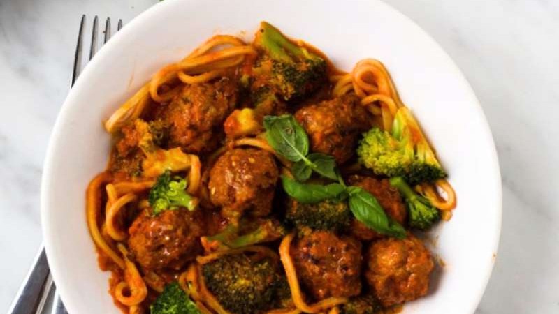 Image of Spaghetti met rode saus, broccoli en vegetarische balletjes