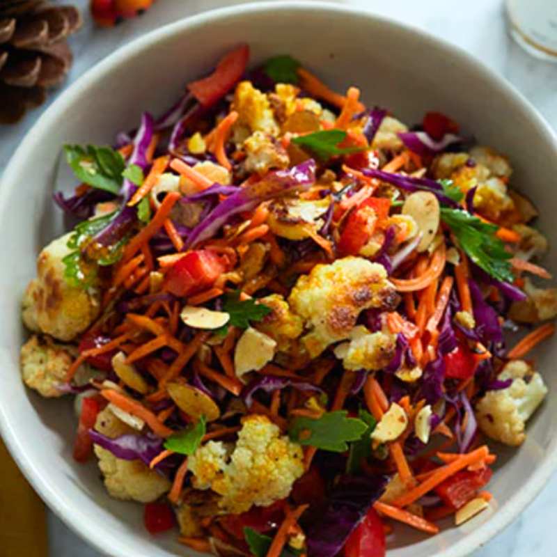 Herfst gehakte salade met kurkuma honing dressing