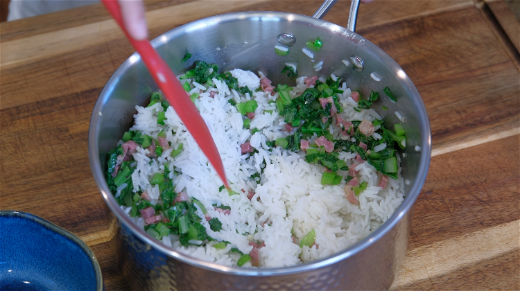 Image of Thoroughly combine the rice with the vegetable and ham.