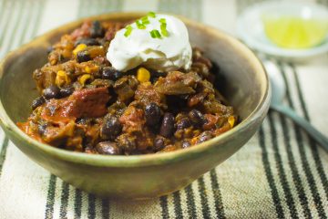 SLOW COOKER BEEF AND BLACK BEAN CHILI