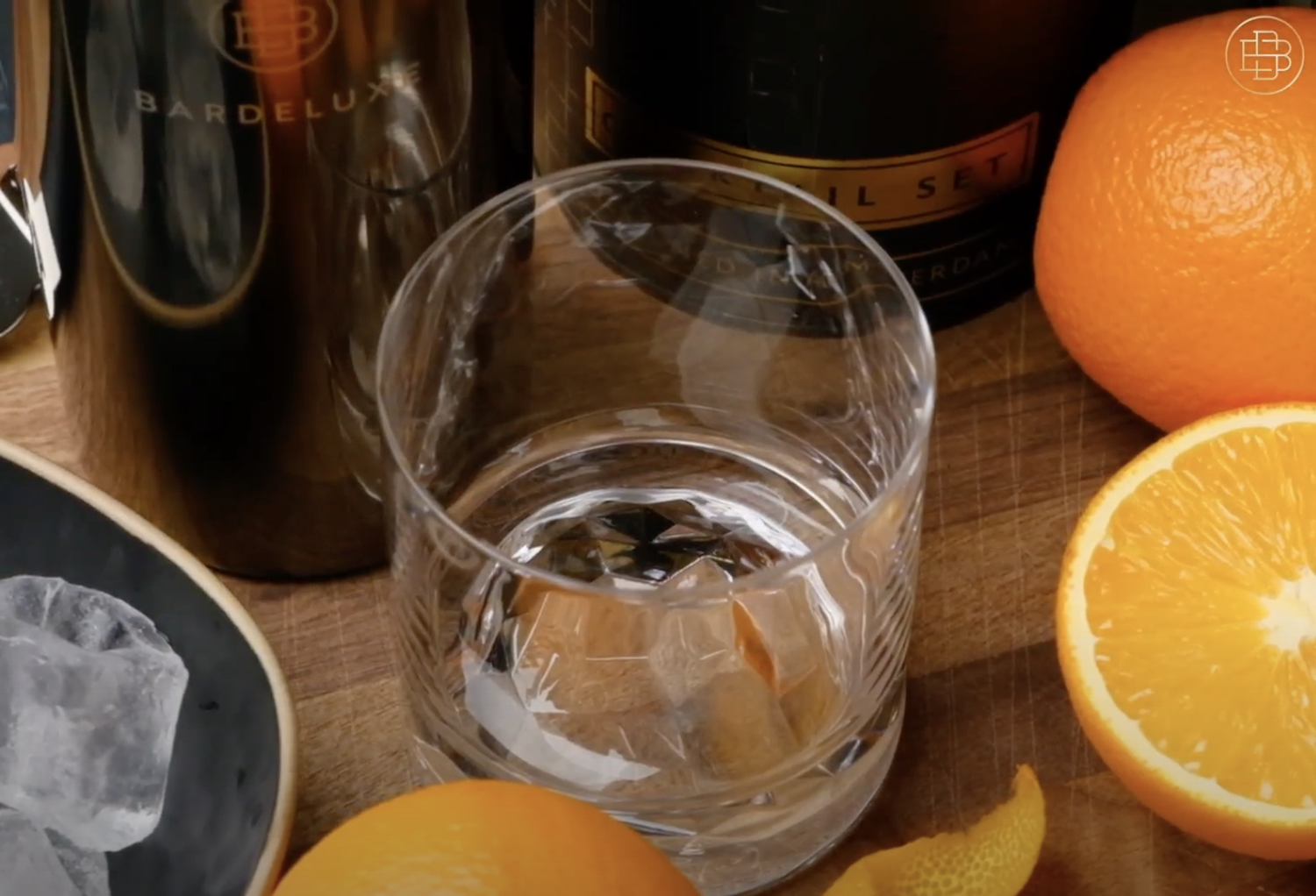 Image of Zunächst werden die Eiswürfel und die Orangenscheibe in ein Glas...