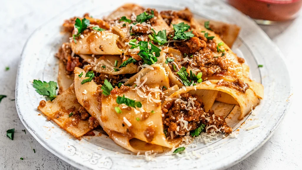 5-Ingredient Pappardelle with Spicy Arrabbiata Meat Sauce – Primal Kitchen