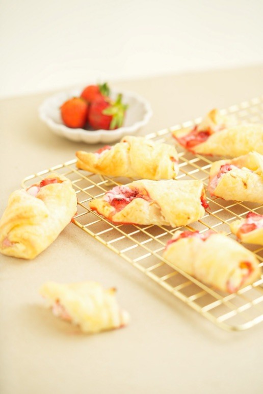 Image of Öppna croissanter - med jordgubbar och färskost