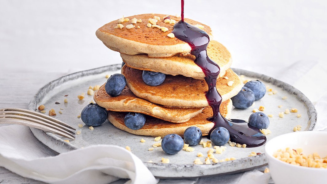 Image of Bananen-Buchweizen-Pancakes mit Blaubeersoße