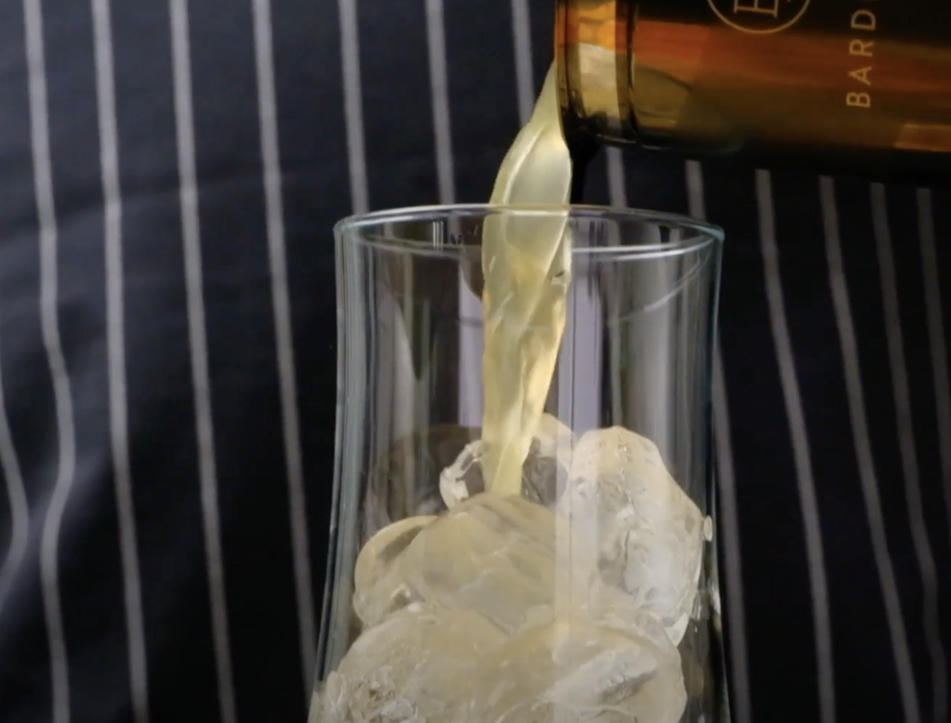 Image of Anschließend den Shaker in ein Glas mit den restlichen Eiswürfeln...
