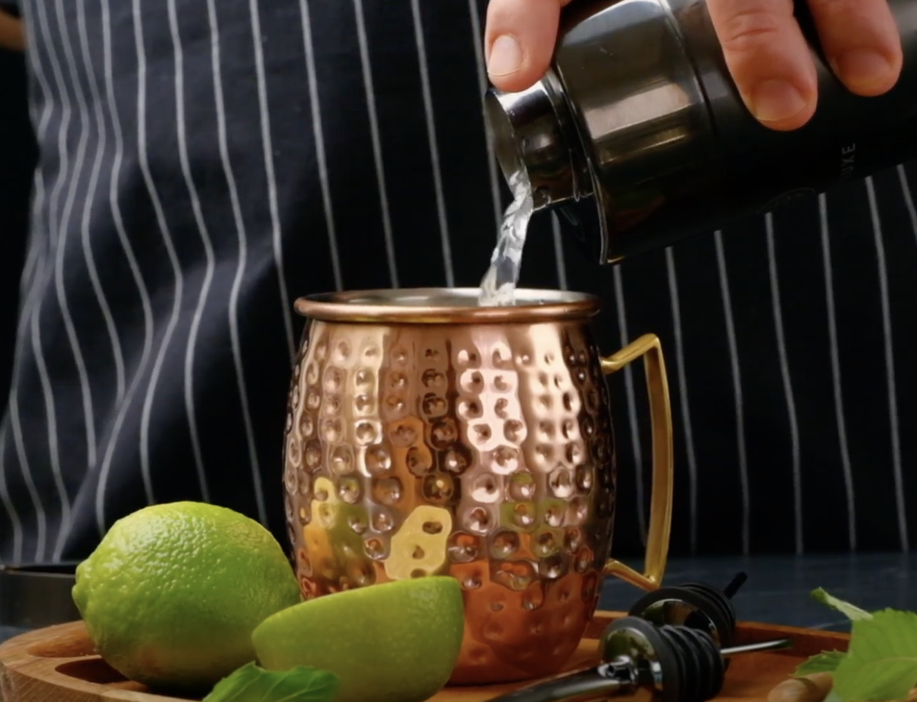 Image of Der Drink wird in ein mit den restlichen Eiswürfeln gefülltes...