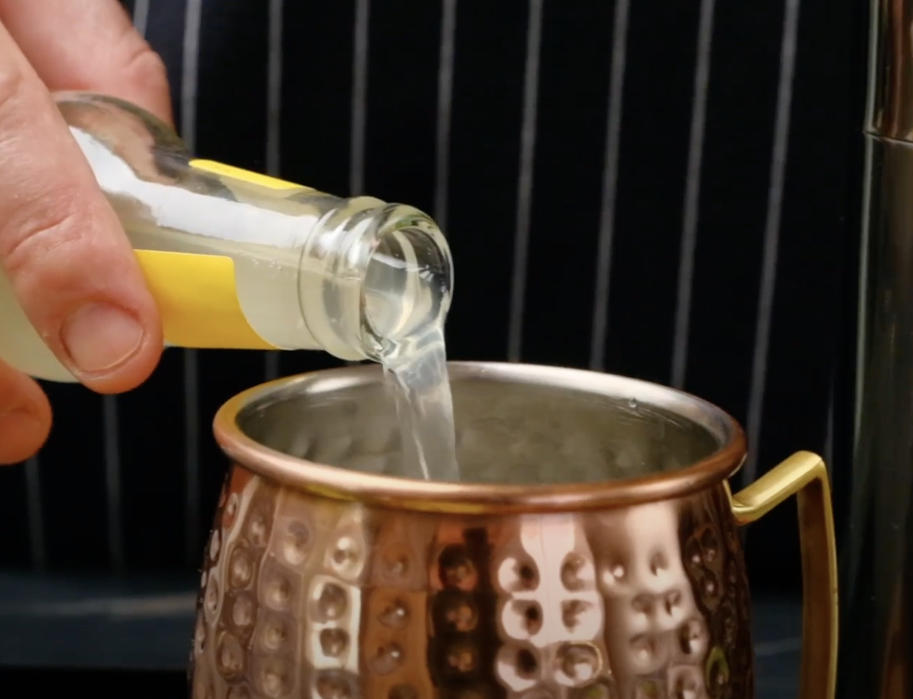 Image of Das Glas wird mit Ginger Beer aufgefüllt.