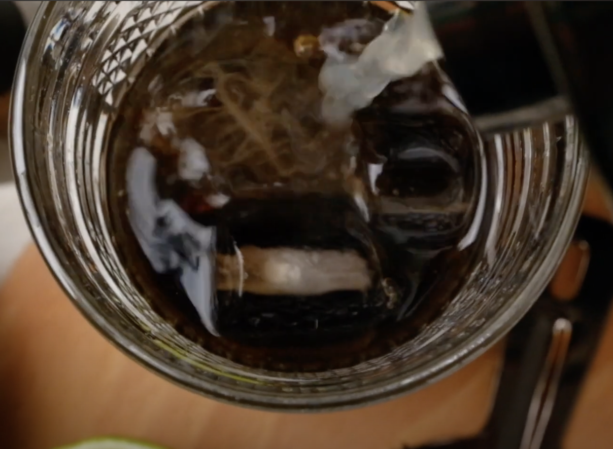 Image of Die Mischung aus dem Shaker wird in das Glas abgeseiht.