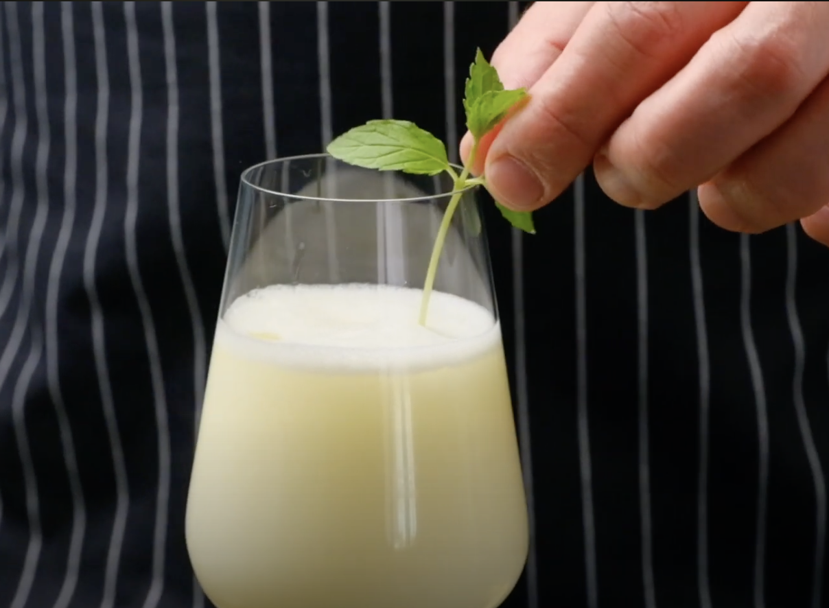 Image of Abschließend den Cocktail mit den Minzblättern garnieren.