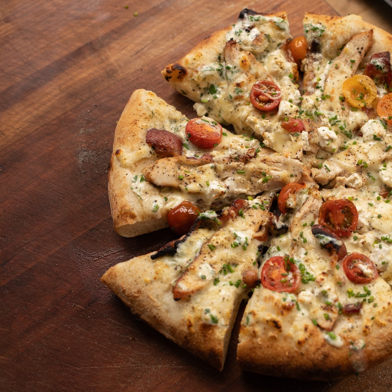 https://images.getrecipekit.com/20230822164110-chicken-bacon-ranch-pizza-2822.jpg?aspect_ratio=1:1&quality=90&