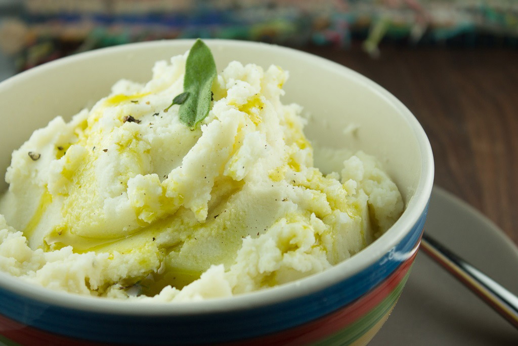 GARLIC HERB MASHED POTATOES WITH AVOCADO OIL