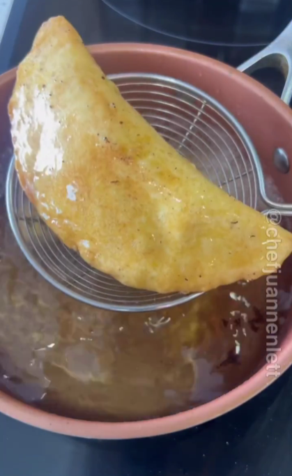 Image of Empanada de salchicha con queso