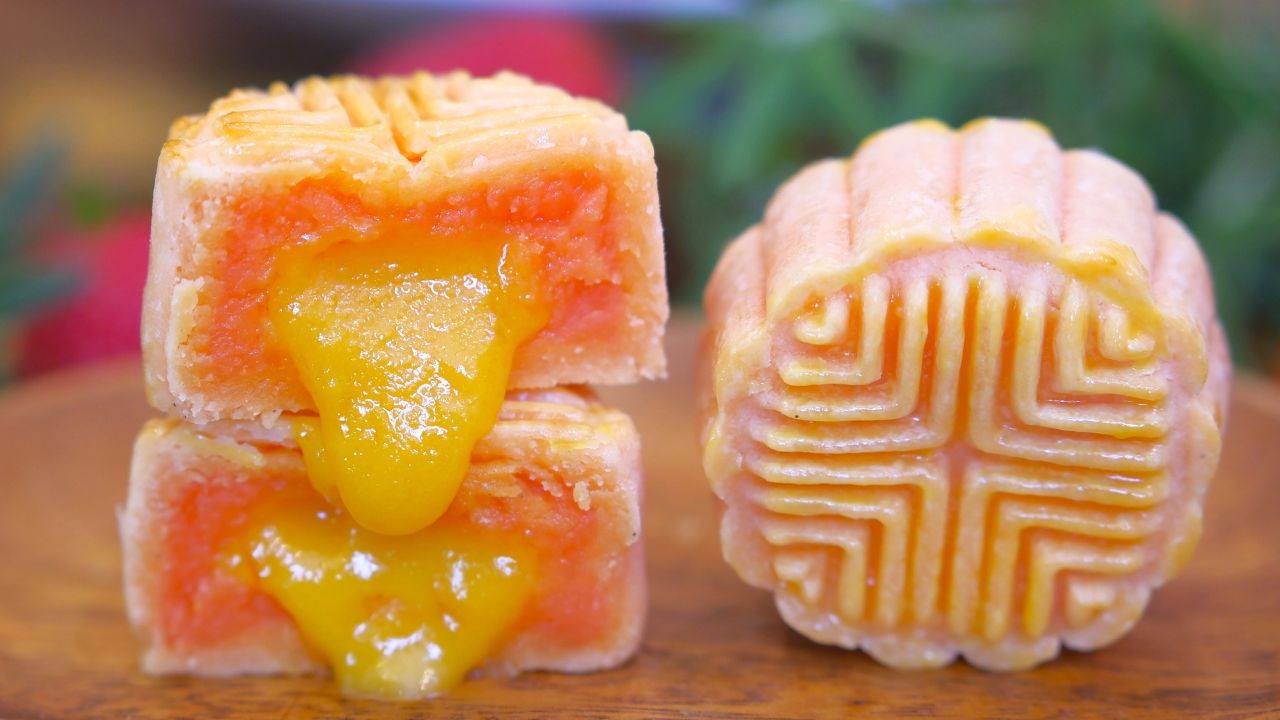 Image of Lava Custard Mooncake (流心奶黄月饼)