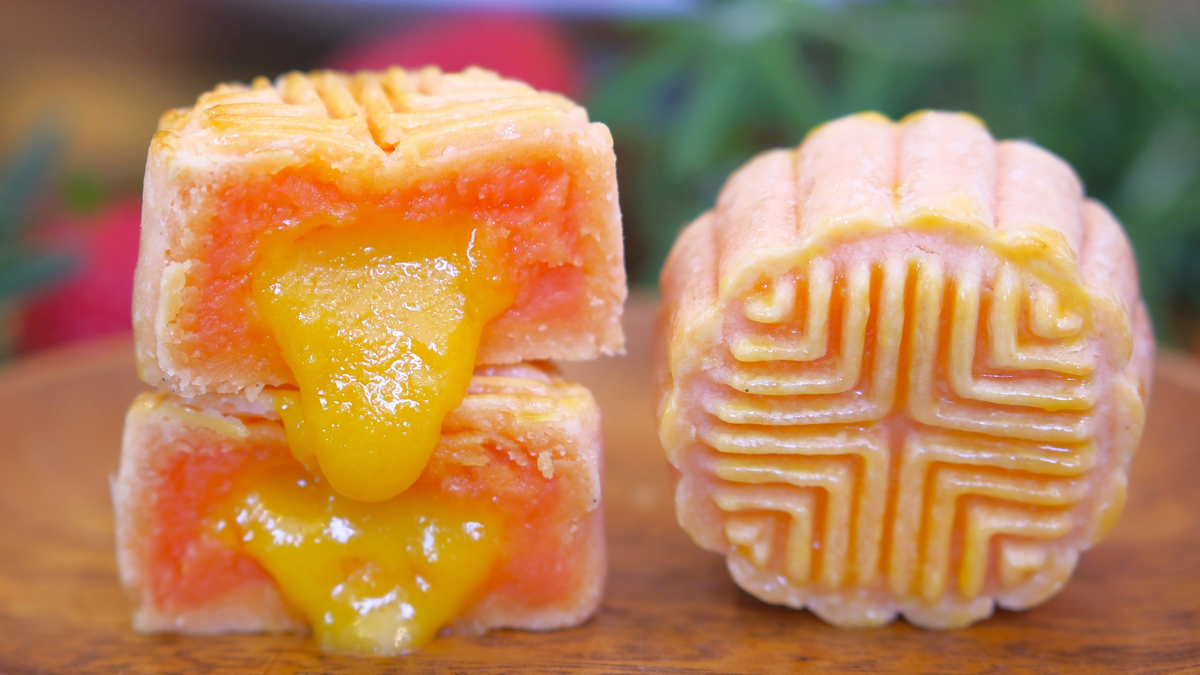 Lava Custard Mooncake (流心奶黄月饼)