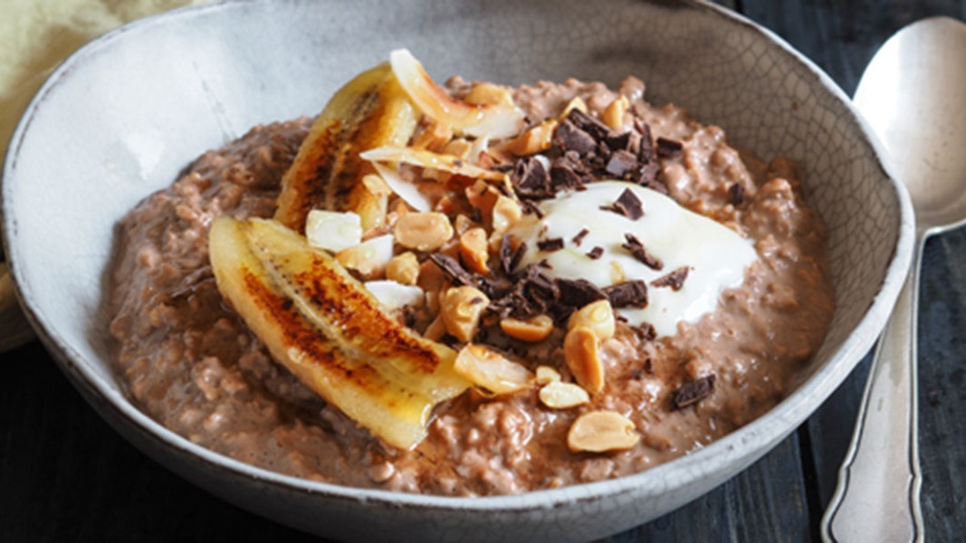 Image of Kakao-Zimt-Porridge mit gebratenen Bananen und Erdnuss-Honig-Topping