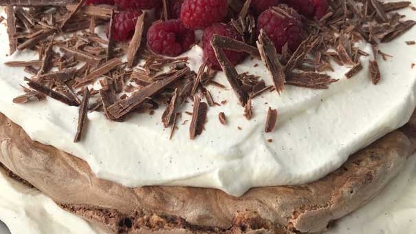 Image of Chokladmarängtårta med vaniljfyllning och hallon