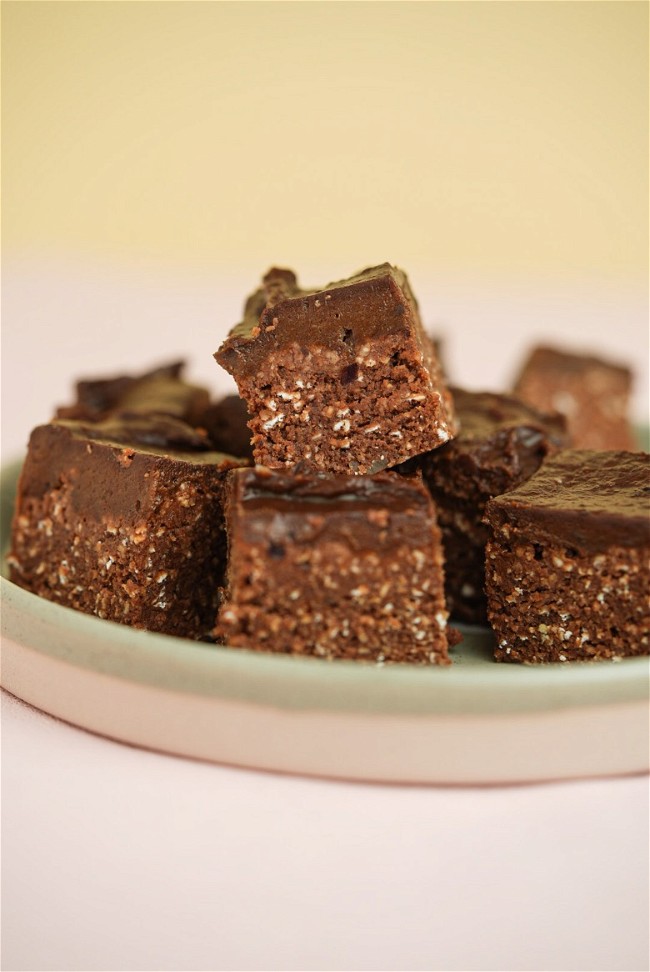 Image of Havrebrownie med avokadoglasyr