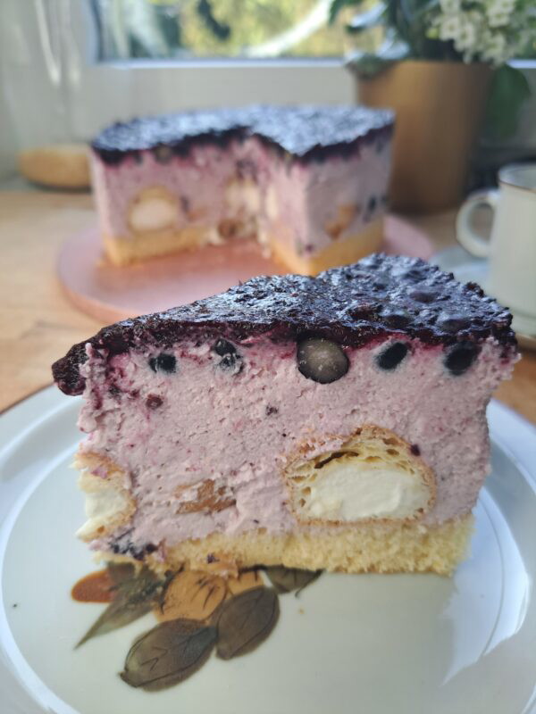 Himmlische Heidelbeer-Windbeutel-Torte
