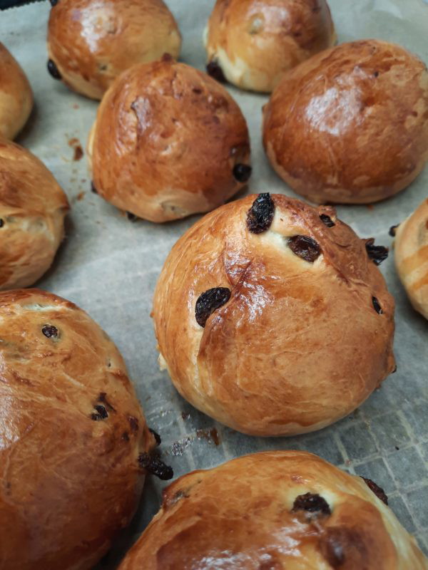 Einfache Rosinenbrötchen