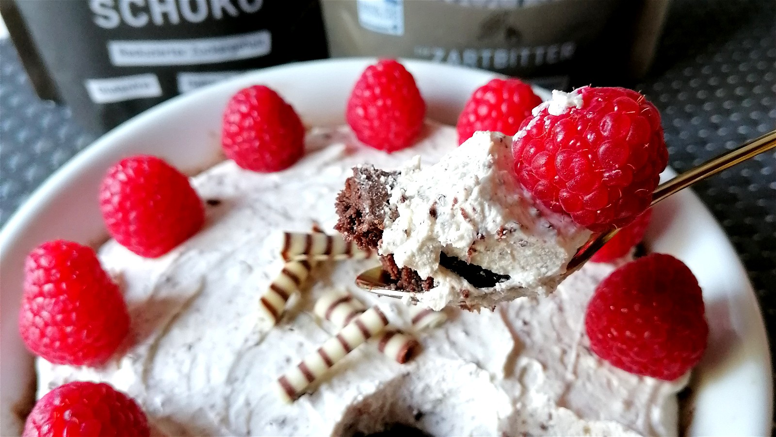 Image of Stracciatella-Tortenbowl mit Himbeeren