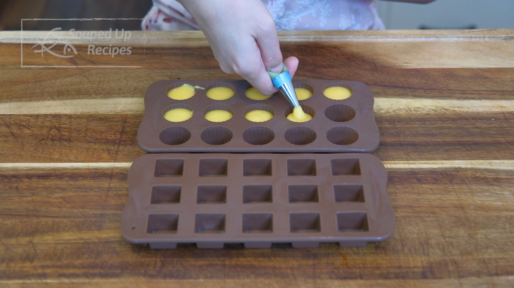 Image of Evenly squeeze the mixture into silicone molds. This recipe makes 16 mooncakes; each filling should be about 7g. Please use a scale, to be precise. By the way, if you don't have round silicone molds, the square one will also...