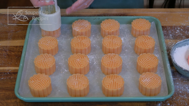 Image of Do the same thing to all 16 mooncakes. If you don't have a mooncake presser, you can bake them round. The taste is the same. However, as a traditional dessert, they need a sense of ceremony.