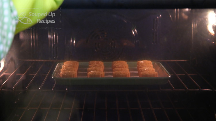 Image of Stick the mooncakes into the oven and bake for 8 minutes.