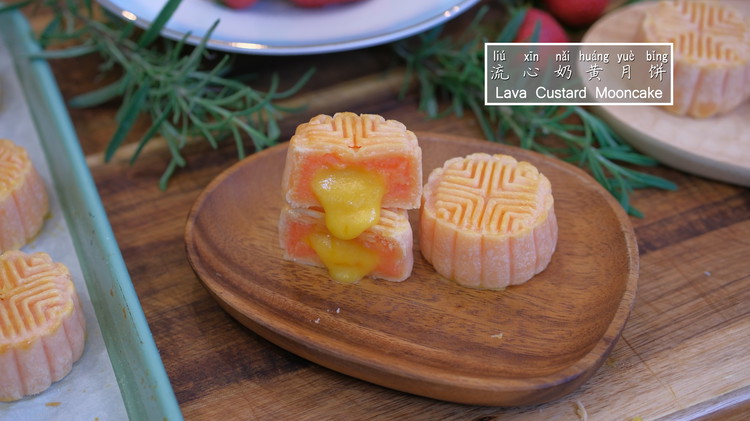 Image of Enjoy the mooncakes with tea. Happy mid-auttem festiavl.