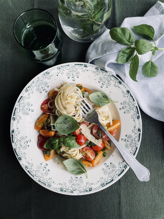 Image of Trenette with Fresh Tomatoes and Spring Onion