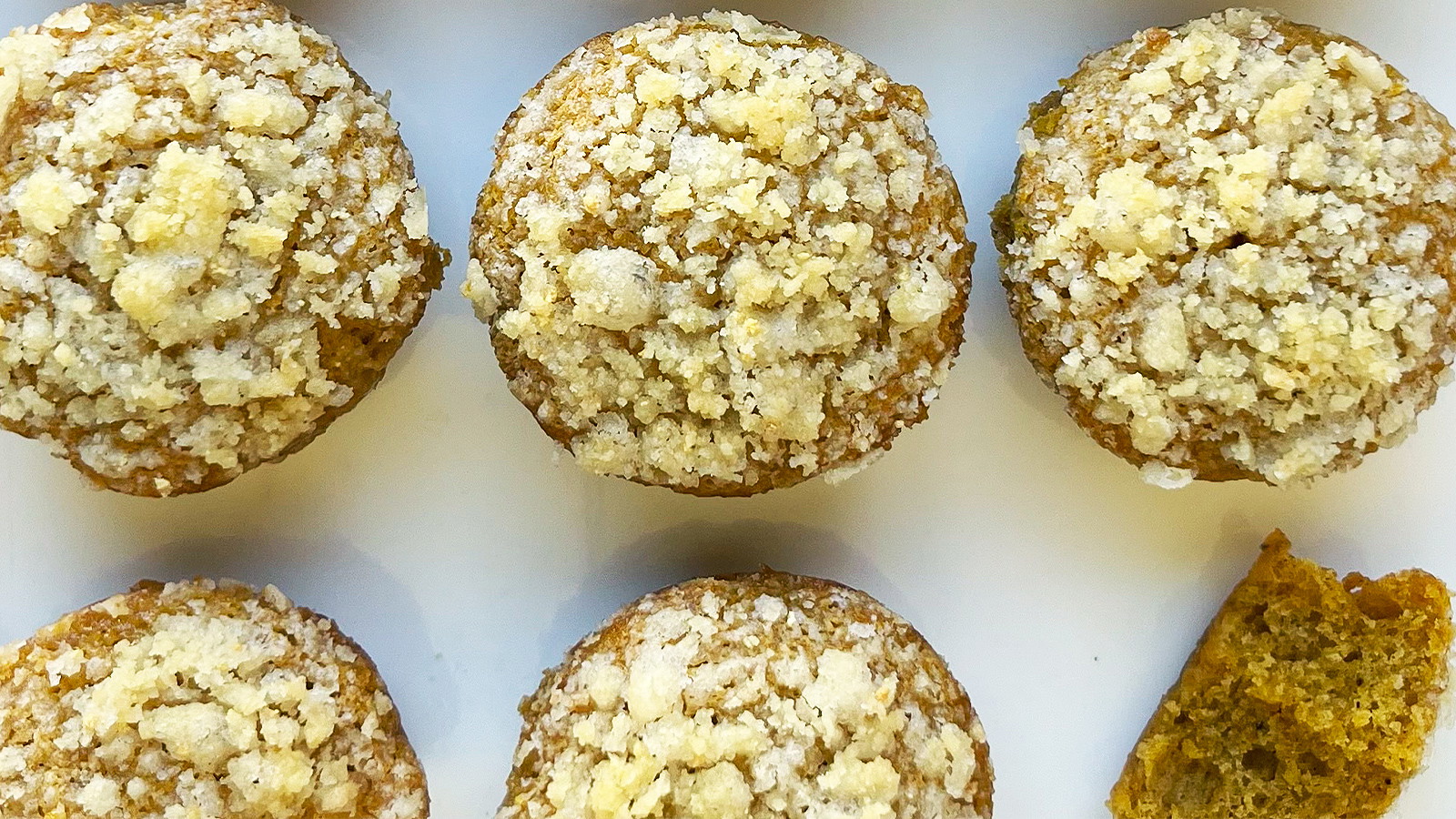 streusel pumpkin muffin