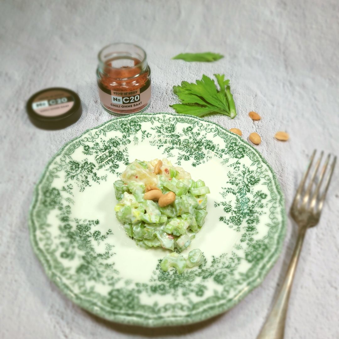 Stangenselleriesalat mit Chili, Erdnüssen und Ananas