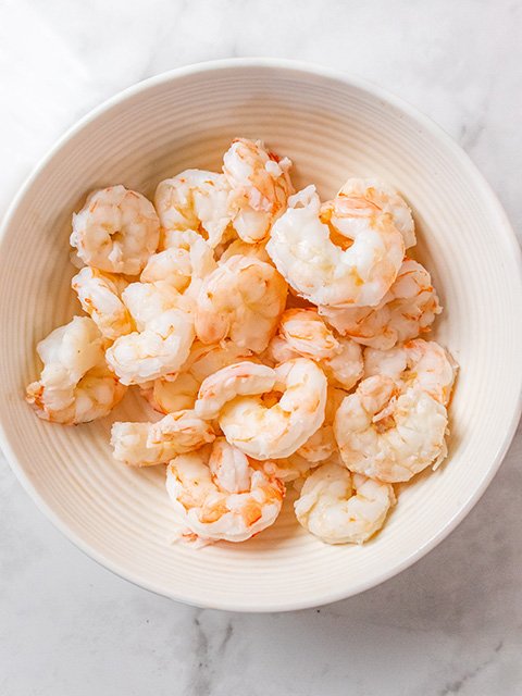 Image of Strain and cool shrimp for 5 minutes at room temperature....