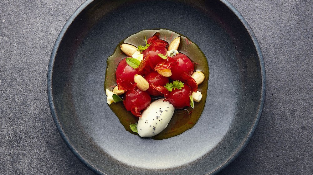 Image of Kirschtomaten mit Blauschimmelkäse und Safranfond