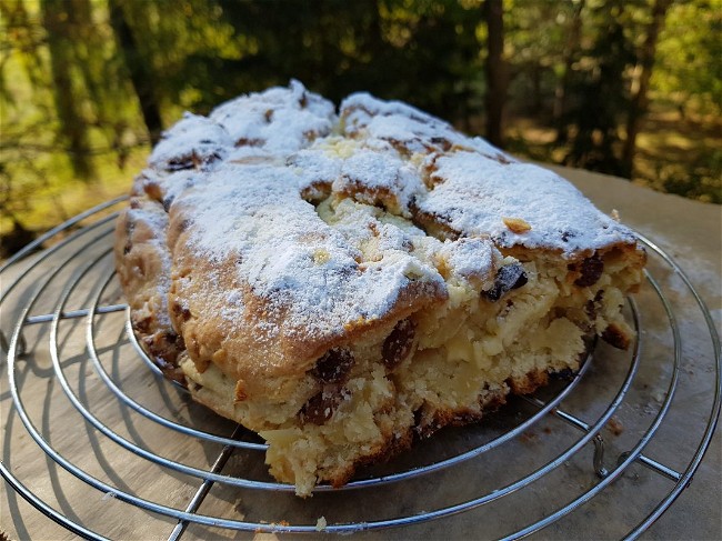Image of Weihnachtlicher Stollen mit Birnen und Tonkabohne