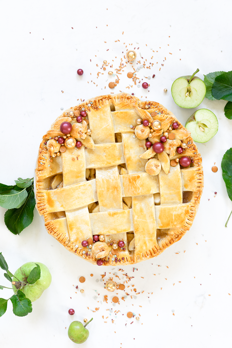 Image of Den zurückgehaltenen Apfelsaft mit ein wenig Puderzucker andicken und die XL-Knusper- und Schokokugeln damit festkleben. Mit ein paar Super Streusel bestreuseln. Fertig ist dein PieWunder!