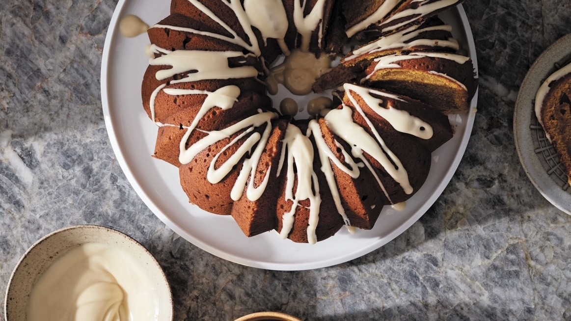 How to Remove a Bundt Cake from the Pan - The Floral Apron