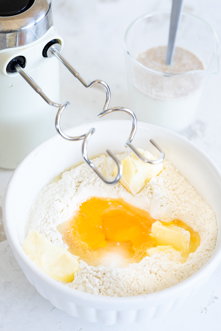 Image of Für den Hefeteig die handwarme Milch mit einem Teelöffel Zucker und der Hefe verrühren. Das Mehl, den restlichen Zucker, die Eier und die Butter hineingeben und mit den Knethaken des Handrührers oder den Händen 8 Minuten kräftig kneten, bis ein...