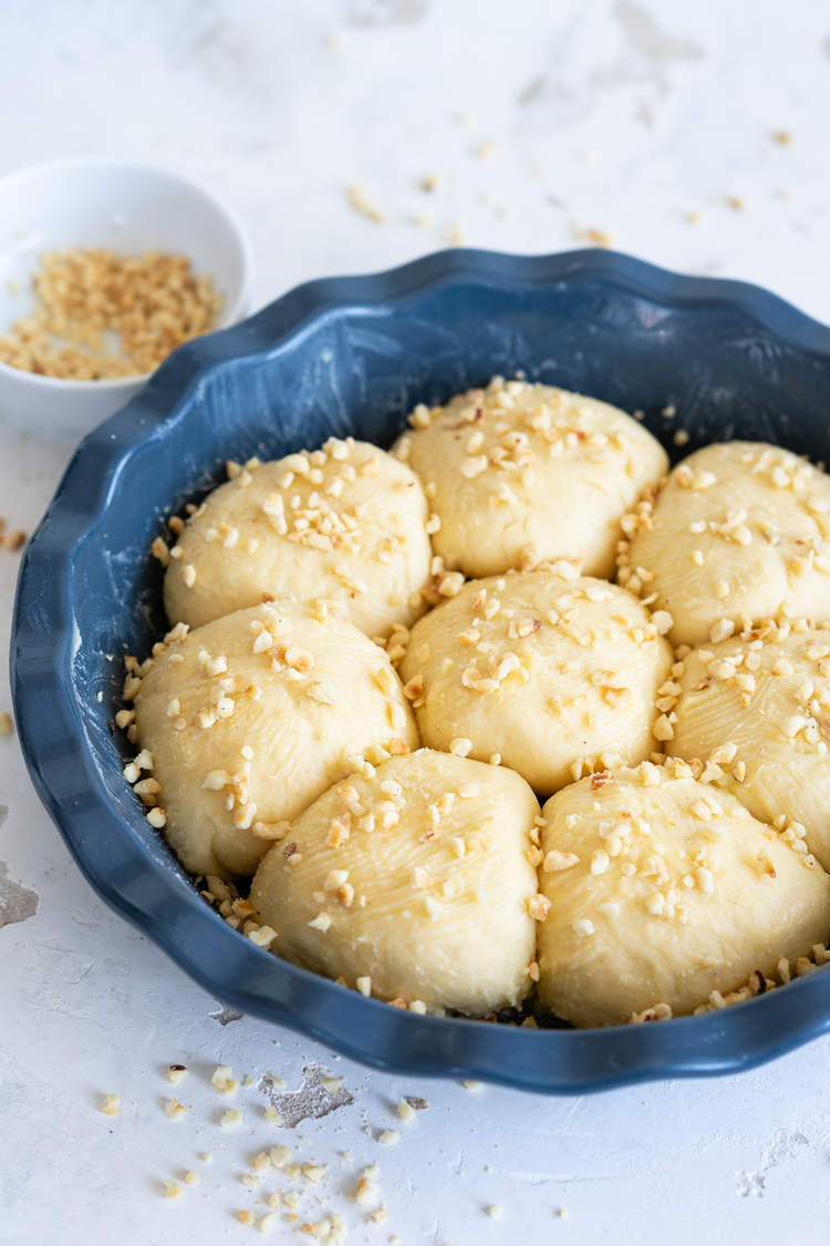 Image of Mit einem Tuch abdecken und weitere 15 Minuten gehen lassen. In der Zwischenzeit den Backofen auf 170 Grad Ober-/Unterhitze vorheizen. Die Buchteln 30-35 Minuten gold-braun backen. Danach abkühlen lassen. 