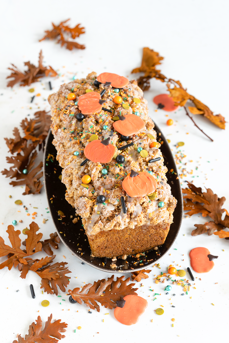 Image of Einen Zuckerguss aus Puderzucker, Zimt und Milch anrühren und über das Pumpkin Bread geben. Anschließend mit den Deko Kürbissen und dem StreuselMix HerbstRascheln dekorieren. Zurücklehnen, Genießen!