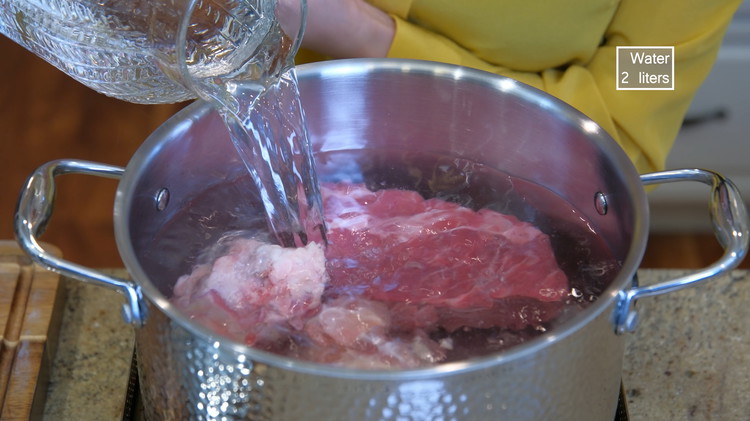 Image of Put the beef chuck and beef bones in a big stock pot, then fill it with water. Bring it to a boil over high heat, taking 10-15 minutes.