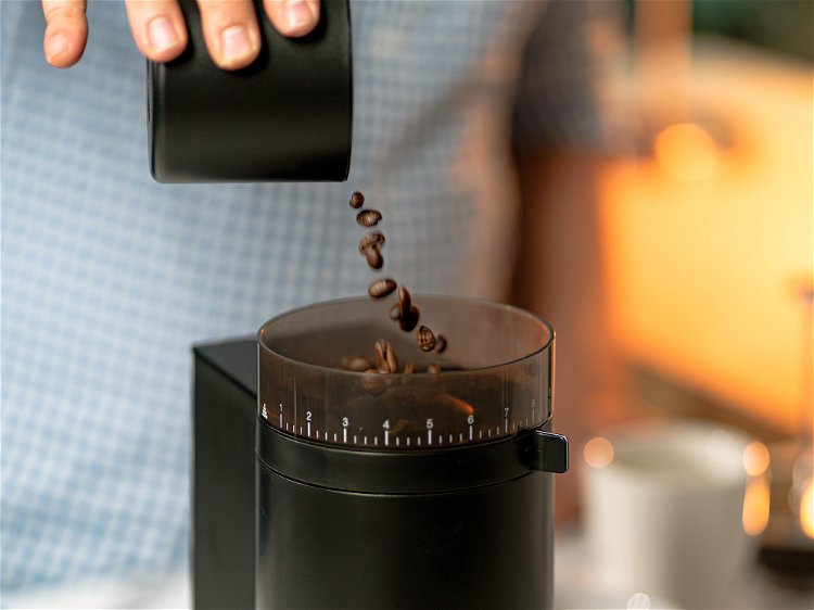 Image of Add 40 grams of ground coffee to press