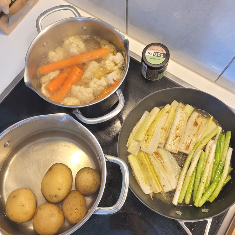 Image of Den Lauch in der Pfanne anbraten, salzen