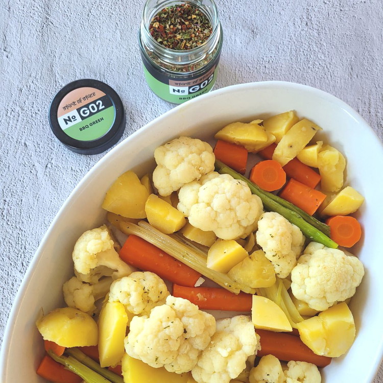 Image of In eine eingefettete Ofenfeste Form das Gemüse und Kartoffeln abwechslungsweise schichten