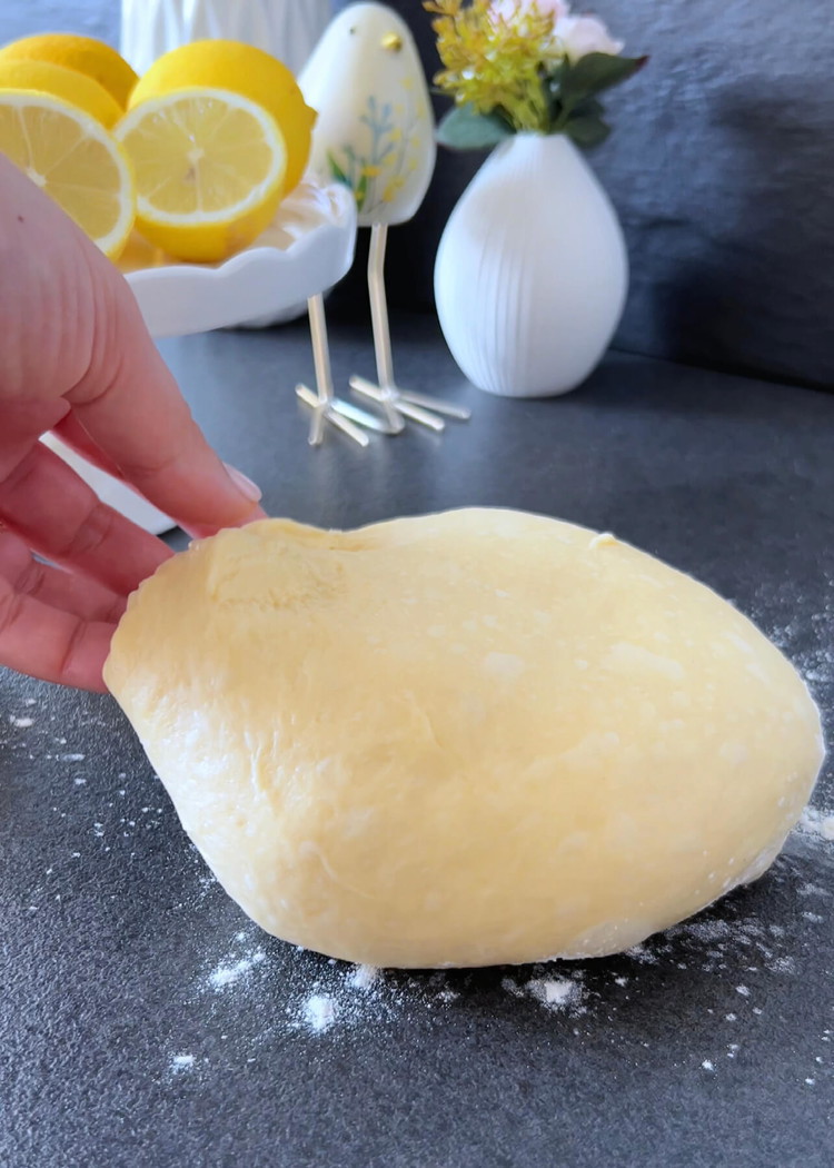 Image of In einer großen Schüssel Mehl, Zucker, weiche Butter, Salz und ein Ei vermischen. Die Hefe-Milch-Mischung hinzufügen und zu einem glatten Teig kneten. Den Teig abdecken und an einem warmen Ort etwa 1 Stunde gehen lassen, bis er sich verdoppelt hat.