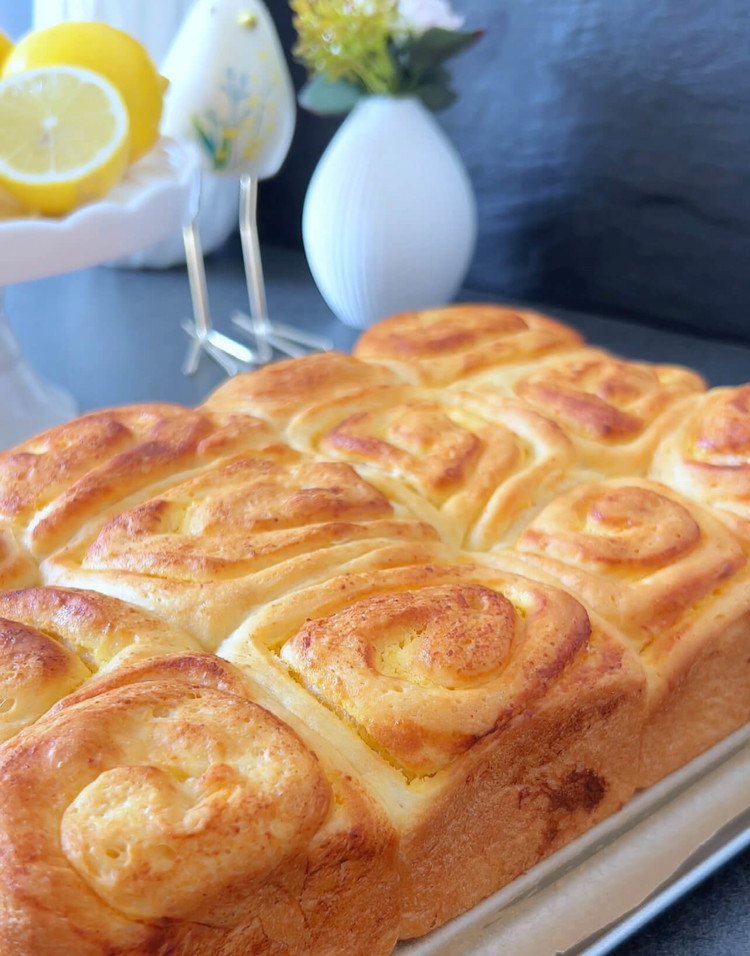 Image of Die Zitronenbrötchen im vorgeheizten Ofen etwa 15-20 Minuten backen, bis sie goldbraun sind.